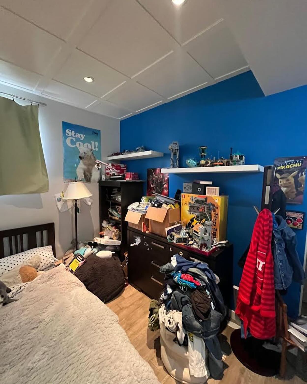 Cushioned reading nook with pillows and books in a Winnipeg basement bedroom